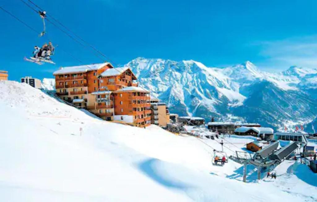 Photo de Appart chaleureux au pied des pistes avec piscine