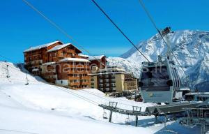 Appartement 6 places aux pieds des pistes avec piscine, wifi et parking privé, salle de bain refaite à neuf à Orcières
